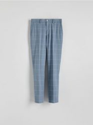 Spodnie garniturowe slim fit - niebieski. Niebieskie eleganckie spodnie męskie Reserved, bez wzorów, z tkaniny. W wyprzedaży za 69.99 zł.