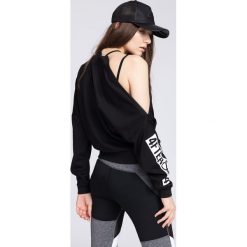 Bluza damska BLD220 - głęboka czerń. Czarne bluzy damskie 4f, z dzianiny. W wyprzedaży za 79.99 zł.