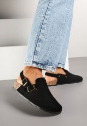 Czarne Klapki z Ekozamszu w Stylu Chodaków z Paskiem przy Pięcie Gonarith. Czarne klapki damskie Renee, z aplikacjami, z koronki, eleganckie, bez obcasa, na płaskiej podeszwie. Za 59.99 zł.