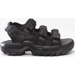 Fila czarne Disruptor Sandal Wmn 12V Black Black. Czarne sandały damskie Fila, bez wzorów, z syntetyku, bez obcasa, bez zapięcia. W wyprzedaży za 243.56 zł.