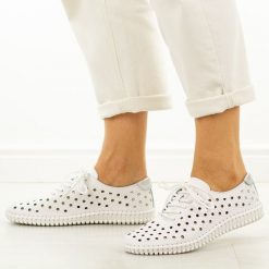 Białe ażurowe skórzane półbuty damskie Cambell 87320. Białe półbuty damskie Cambell, na lato, w ażurowe wzory, z jeansu, casualowe, z okrągłym noskiem, bez obcasa, na płaskiej podeszwie, bez zapięcia. Za 199.00 zł.