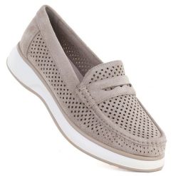 Półbuty damskie ażurowe lordsy szare Sergo Leone MK098H. Szare mokasyny damskie Sergio Leone, w ażurowe wzory, z materiału, bez obcasa, bez zapięcia. Za 119.99 zł.