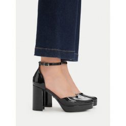 Czółenka DeeZee. Czarne czółenka damskie DeeZee, bez wzorów, bez obcasa, bez zapięcia. Za 159.99 zł.