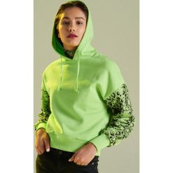 Krótka bluza z wężowym wzorem - Zielony. Bluzy damskie Cropp. Za 99.99 zł.
