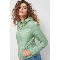 Pikowana kurtka z kapturem. Kurtki damskie marki Orsay. Za 119.99 zł.
