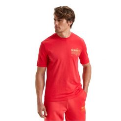 Koszulka DIADORA T-SHIRT SS MANIFESTO. Czerwone t-shirty męskie Diadora, m, bez wzorów, bez kołnierzyka. Za 59.99 zł.