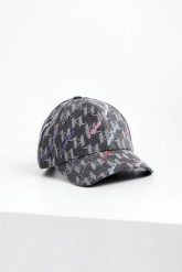 Czapka z daszkiem damska KARL LAGERFELD. Czapki i kapelusze damskie KARL LAGERFELD, bez wzorów. W wyprzedaży za 326.97 zł.