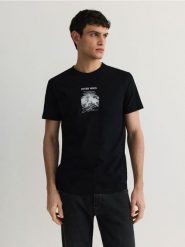 T-shirt regular z nadrukiem - czarny. Czarne t-shirty męskie Reserved, l, bez wzorów, z bawełny, bez kołnierzyka. W wyprzedaży za 39.99 zł.