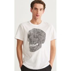 T-shirt z nadrukiem - Biały. Białe t-shirty męskie Reserved, z nadrukiem. Za 39.99 zł.