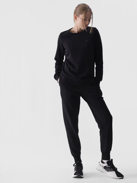 4F Spodnie dresowe joggery damskie - czarne XS. Czarne spodnie dresowe damskie 4f, s, bez wzorów, z bawełny. W wyprzedaży za 99.99 zł.