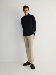 Gładka koszula slim fit - czarny. Czarne koszule męskie Reserved, l, bez wzorów, z tkaniny, bez kołnierzyka, bez ramiączek. W wyprzedaży za 59.99 zł.
