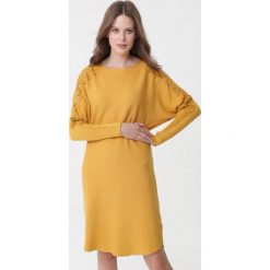 Żółta Sukienka Selah. Żółte sukienki damskie Born2be, na jesień, l, bez wzorów, z dzianiny, bez kołnierzyka, bez ramiączek, mini, oversize. Za 99.99 zł.