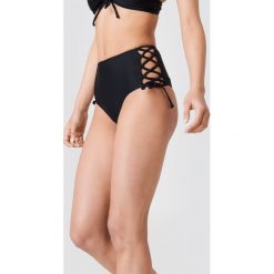 NA-KD Swimwear Dół bikini ze sznurowaniem - Black. Bikini damskie marki NA-KD Swimwear. W wyprzedaży za 36.47 zł.