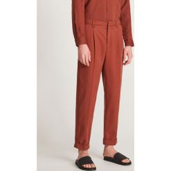 Spodnie carrot z lyocellem - Bordowy. Spodnie materiałowe męskie Reserved. Za 229.99 zł.