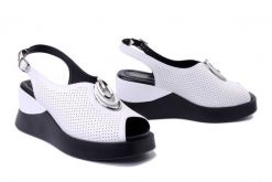 ARTIKER RELAKS 54C1352 biały, sandały damskie. Białe sandały damskie Artiker Relaks, bez wzorów, z gumy, bez obcasa, na koturnie, bez zapięcia. Za 160.93 zł.