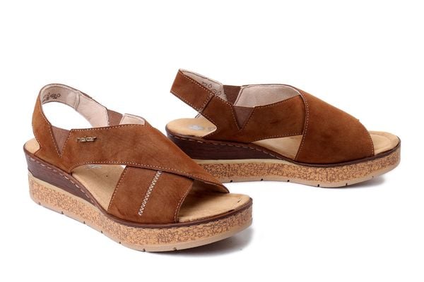 RIEKER 63782-24 brown, sandały damskie. Brązowe sandały damskie Rieker, bez wzorów, bez obcasa, bez zapięcia. Za 223.93 zł.