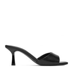 Klapki JENNY. Czarne klapki damskie Jenny, bez wzorów, bez obcasa. Za 119.99 zł.