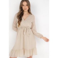 Beżowa Sukienka Pronestra. Brązowe sukienki damskie Born2be, l, bez wzorów, z materiału, eleganckie, bez kołnierzyka, bez ramiączek, mini, kopertowe. Za 84.99 zł.