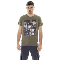 Kurzärmeliges Herren-T-Shirt aus Baumwolle mit Leone 1947 Graphics-Aufdruck. Zielone koszulki sportowe męskie LEONE 1947 APPAREL, bez wzorów, z bawełny, bez kołnierzyka, bez ramiączek, na fitness i siłownię. W wyprzedaży za 73.68 zł.