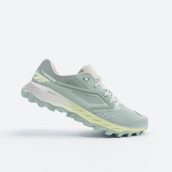 Buty do biegania w terenie damskie Kiprun XT8. Zielone obuwie sportowe damskie KIPRUN, bez wzorów, z kauczuku, do biegania. Za 359.99 zł.
