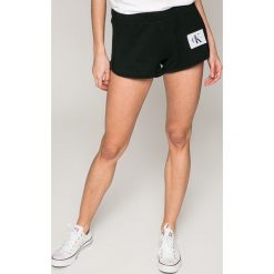 Calvin Klein Jeans - Szorty. Szare szorty damskie Calvin Klein Jeans, z bawełny, casualowe. W wyprzedaży za 219.90 zł.