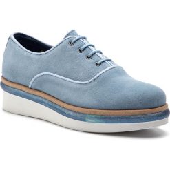 Oxfordy TOMMY HILFIGER - Easy Femmine Lace Up Shoe FW0FW03957 Blue Fog 437. Niebieskie półbuty damskie Tommy Hilfiger, bez wzorów, ze skóry, bez obcasa, na płaskiej podeszwie, bez zapięcia. W wyprzedaży za 319.00 zł.