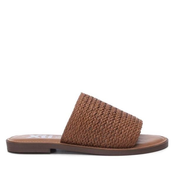 Sandały XTI 042734x Brązowy. Brązowe sandały damskie Xti, bez wzorów, ze skóry, bez obcasa, bez zapięcia. Za 109.99 zł.
