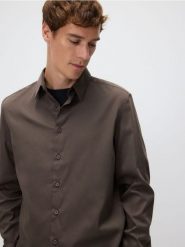 Gładka koszula slim fit - brązowy. Brązowe koszule męskie Reserved, l, bez wzorów, z bawełny, bez kołnierzyka, bez ramiączek. Za 129.99 zł.