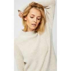 Sweter z półgolfem. Brązowe swetry damskie MOODO, s, bez wzorów, bez kołnierzyka, bez ramiączek, bez kaptura. Za 59.99 zł.