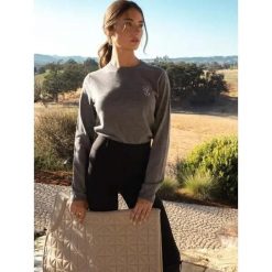 Sweter z dzianiny z logo dla kobiet PS of Sweden. Szare swetry damskie PS OF SWEDEN, na zimę, bez wzorów, z dzianiny, bez kołnierzyka, bez ramiączek, bez kaptura. Za 568.00 zł.