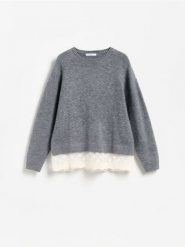 Sweter z koronkowym dołem - szary. Szare swetry damskie Reserved, l, bez wzorów, z dzianiny, bez kołnierzyka, bez ramiączek, bez kaptura. Za 139.99 zł.