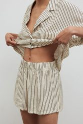 Szorty z wiskozy w paski w kolorze LIGHT BEIGE - SHELLY-S. Brązowe szorty damskie Marsala, m, bez wzorów, z gumy. W wyprzedaży za 75.96 zł.