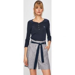 Guess Jeans - Bluzka. Białe bluzki damskie Guess Jeans, l, z aplikacjami, z bawełny, bez kołnierzyka. W wyprzedaży za 159.90 zł.