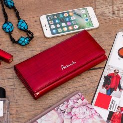 Portfel skórzany damski lakierowany duży na magnes czerwony RFiD Alessandro. Czerwone portfele damskie bez wzorów, z lakierowanej skóry. Za 119.99 zł.