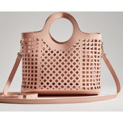 Ażurowa torebka shopper z kosmetyczką - Różowy. Czerwone torebki shopper damskie Mohito, w ażurowe wzory, bez dodatków. Za 99.99 zł.