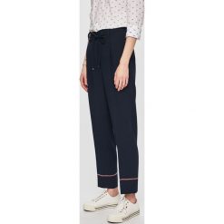 Tommy Hilfiger - Spodnie. Niebieskie legginsy damskie Tommy Hilfiger, bez wzorów, z poliesteru. Za 549.90 zł.