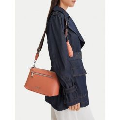Torebka Lasocki. Brązowe listonoszki damskie Lasocki, bez wzorów, bez dodatków. Za 189.99 zł.