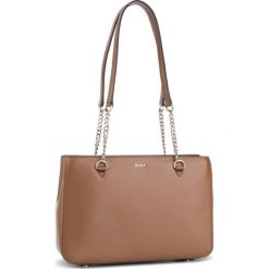 Torebka DKNY - R84A3915 Driftwood DFW. Brązowe torebki do ręki damskie DKNY, bez wzorów, ze skóry, klasyczne, bez dodatków. W wyprzedaży za 589.00 zł.
