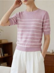 Sweter z krótkim rękawem w paski - różowy. Czerwone swetry damskie Sinsay, l, bez wzorów, bez kołnierzyka, bez ramiączek, krótkie, bez kaptura. Za 29.99 zł.