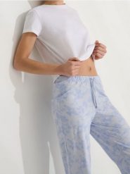 Bawełniana piżama dwuczęściowa z motywem kwiatowym - biały. Białe piżamy damskie Sinsay, l, bez wzorów, z bawełny, bez ramiączek. Za 29.99 zł.