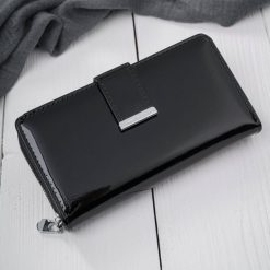 Portfel damski skórzany duży lakierowany czarny poziomy z RFID SP-25-BL. Czarne portfele damskie bez wzorów, z lakierowanej skóry. Za 119.00 zł.
