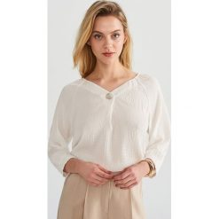 Bluzka z wiskozy - Kremowy. Białe bluzki damskie Reserved, bez wzorów, z wiskozy, bez kołnierzyka, bez ramiączek. W wyprzedaży za 49.99 zł.