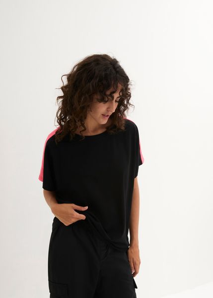 T-shirt z neonowymi paskami. Czarne bluzki damskie bonprix, z aplikacjami, bez kołnierzyka, bez ramiączek. Za 59.99 zł.