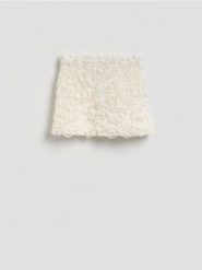 Spódnica w róże - biały. Białe spódnice damskie Reserved, l, bez wzorów, z dzianiny, dopasowane. Za 119.99 zł.