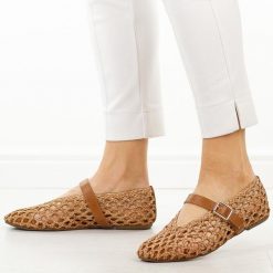 Brązowe przewiewne baleriny damskie T.Sokolski 137. Brązowe baleriny damskie Sokolski, na lato, w ażurowe wzory, z jeansu, casualowe, bez obcasa, na płaskiej podeszwie. W wyprzedaży za 157.52 zł.