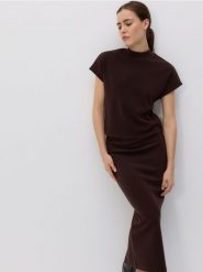 Bluzka z golfem - ciemnobrązowy. Brązowe bluzki damskie Reserved, l, bez wzorów, z dzianiny, bez kołnierzyka, bez ramiączek. Za 79.99 zł.