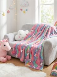 Koc flanelowy świecący w ciemności z motywem jednorożców - różowy. Czerwone kocyki dla dzieci Sinsay. Za 29.99 zł.