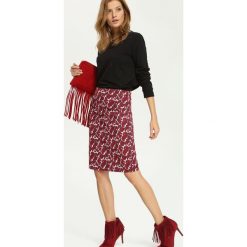 BLUZA NIEROZPINANA DAMSKA Z APLIKACJĄ, Z KAMIENIAMI. Czarne bluzy damskie TOP SECRET, z aplikacjami, bez kaptura. W wyprzedaży za 49.99 zł.