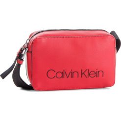 Torebka CALVIN KLEIN - Collegic Small Cross K60K604454 626. Listonoszki damskie marki Calvin Klein. W wyprzedaży za 269.00 zł.