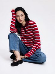 Sweter polo w paski - wielobarwny. Swetry damskie Reserved, l, bez wzorów, z dzianiny, bez kołnierzyka, bez ramiączek, bez kaptura. Za 129.99 zł.
